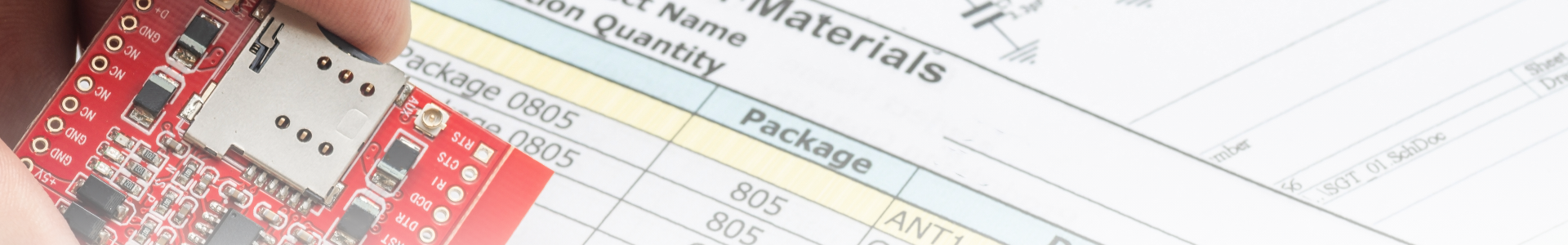 Herobanner zum BOM-Management mit Leiterplatte und Stückliste im Hintergrund. Herobanner zum BOM-Management mit Leiterplatte und Stückliste im Hintergrund.