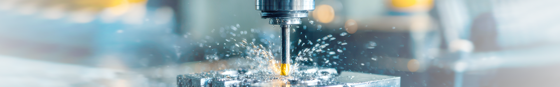 Herobanner_GehaeusemoHerobanner mit Nahaufnahme einer CNC-Fräse bei der Bearbeitung eines Metallgehäuses. Das Bild steht für Gehäusemodifikation und kundenspezifische Bearbeitung von Elektronikgehäusen.difikation_1920x300px.png Herobanner_GehaeusemoHerobanner mit Nahaufnahme einer CNC-Fräse bei der Bearbeitung eines Metallgehäuses. Das Bild steht für Gehäusemodifikation und kundenspezifische Bearbeitung von Elektronikgehäusen.difikation_1920x300px.png