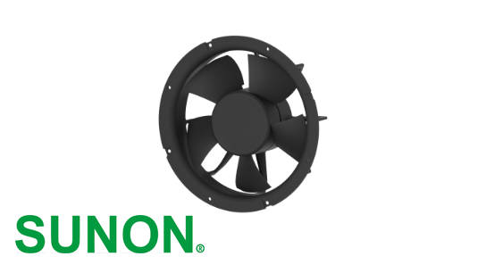 Produktabbildung eines schwarzen SUNON Gerätelüfters (Axiallüfter) mit rundem Rahmen und mehreren Lüfterflügeln, freigestellt auf weißem Hintergrund. Unten links das SUNON Logo. Produktabbildung eines schwarzen SUNON Gerätelüfters (Axiallüfter) mit rundem Rahmen und mehreren Lüfterflügeln, freigestellt auf weißem Hintergrund. Unten links das SUNON Logo.