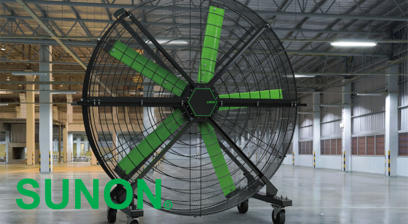 Mobiler HVLS-Ventilator von SUNON in einer Industriehalle für leistungsstarke und energieeffiziente Luftzirkulation auf großen Flächen. Mobiler HVLS-Ventilator von SUNON in einer Industriehalle für leistungsstarke und energieeffiziente Luftzirkulation auf großen Flächen.