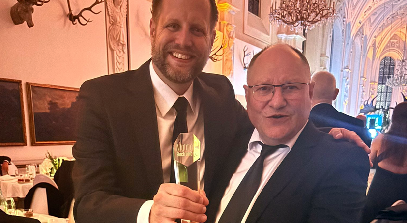Unser Geschäftsführer Bert Schukat und unser Marketingleiter Marcus Warmbier bei der „Night of Electronics 2026“. Gemeinsam präsentieren sie stolz die gläserne Auszeichnung und feiern den besonderen Erfolg in festlicher Atmosphäre. Unser Geschäftsführer Bert Schukat und unser Marketingleiter Marcus Warmbier bei der „Night of Electronics 2026“. Gemeinsam präsentieren sie stolz die gläserne Auszeichnung und feiern den besonderen Erfolg in festlicher Atmosphäre.