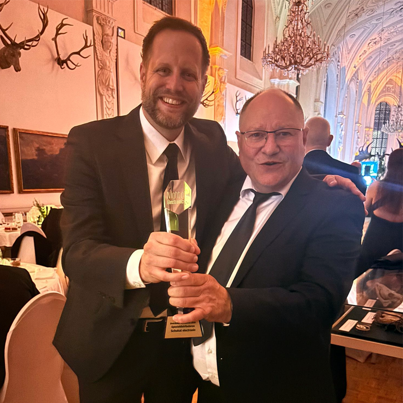 Unser Geschäftsführer Bert Schukat und unser Marketingleiter Marcus Warmbier bei der „Night of Electronics 2026“. Gemeinsam präsentieren sie stolz die gläserne Auszeichnung und feiern den besonderen Erfolg in festlicher Atmosphäre. Unser Geschäftsführer Bert Schukat und unser Marketingleiter Marcus Warmbier bei der „Night of Electronics 2026“. Gemeinsam präsentieren sie stolz die gläserne Auszeichnung und feiern den besonderen Erfolg in festlicher Atmosphäre.
