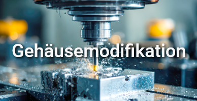 Nahaufnahme einer CNC-Fräse bei der Bearbeitung eines Metallblocks mit Spänen und Kühlmittel. Text im Bild: ‚Gehäusemodifikation‘ – Symbol für kundenspezifische Bearbeitung von Elektronikgehäusen. Nahaufnahme einer CNC-Fräse bei der Bearbeitung eines Metallblocks mit Spänen und Kühlmittel. Text im Bild: ‚Gehäusemodifikation‘ – Symbol für kundenspezifische Bearbeitung von Elektronikgehäusen.