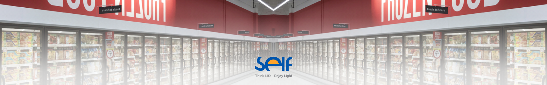 Herobanner mit einer langen Reihe beleuchteter Gefrier- und Kühlregale in einem Supermarkt. In der Mitte das SELF-Logo mit dem Slogan ‚Think Life • Enjoy Light‘ – Symbol für energieeffiziente Beleuchtungslösungen im Lebensmittel- und Retailbereich.