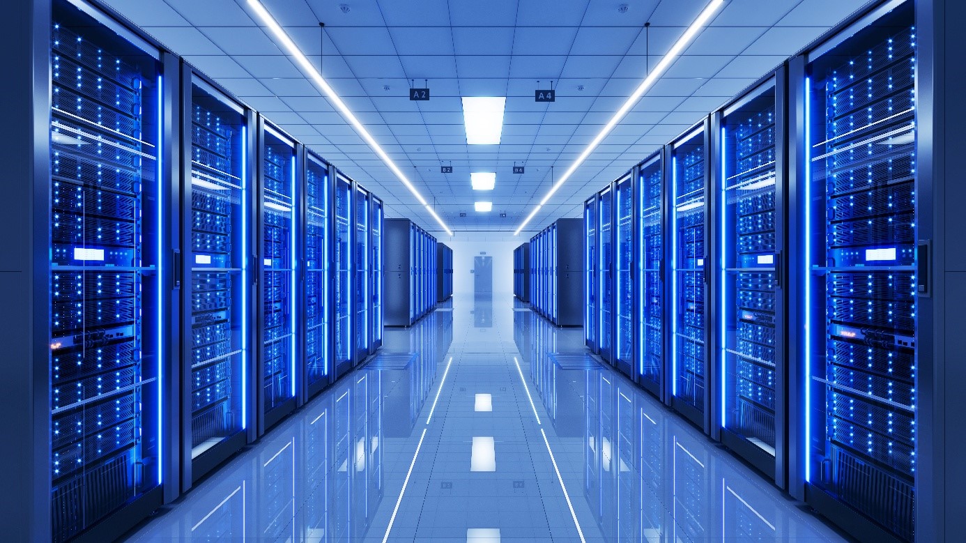 Modernes Rechenzentrum mit mehreren beleuchteten Serverracks in einem zentralen Gang.
