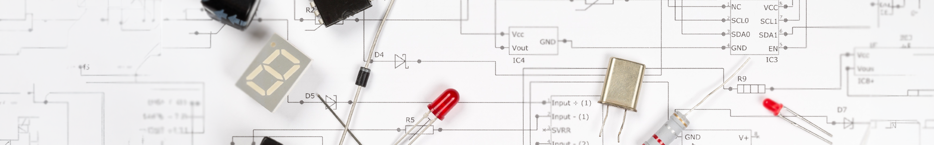 Hero-Banner mit elektronischen Bauteilen auf einem Schaltplan als Symbol für Design-In, Produktentwicklung und die Auswahl geeigneter elektronischer Komponenten. Hero-Banner mit elektronischen Bauteilen auf einem Schaltplan als Symbol für Design-In, Produktentwicklung und die Auswahl geeigneter elektronischer Komponenten.