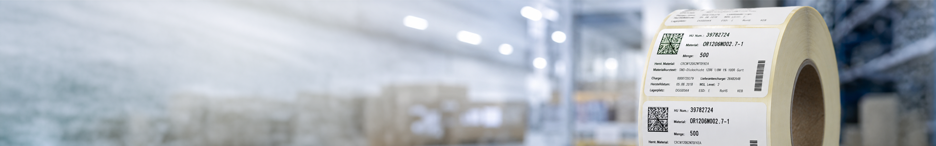 Hero-Banner mit Etikettenrolle und 2D-Barcodes zur Kennzeichnung und Rückverfolgbarkeit elektronischer Bauteile im Lager. Hero-Banner mit Etikettenrolle und 2D-Barcodes zur Kennzeichnung und Rückverfolgbarkeit elektronischer Bauteile im Lager.